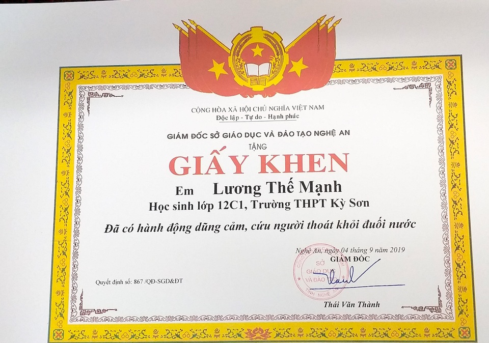 Tặng Giấy khen cho 2 nam sinh dũng cảm cứu người giữa dòng nước lũ - 3 Tặng Giấy khen cho 2 nam sinh dũng cảm cứu người giữa dòng nước lũ - 3
