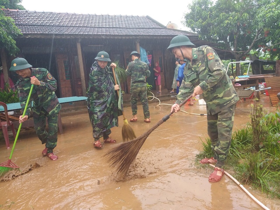 Sau mưa lũ, Bộ đội Biên phòng hối hả dọn bùn giúp dân - 2 Sau mưa lũ, Bộ đội Biên phòng hối hả dọn bùn giúp dân - 2
