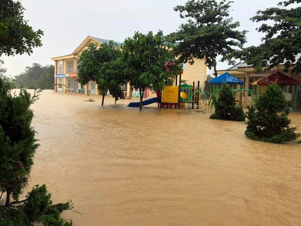 Cận cảnh trường học ở Hương Khê bị lũ nhấn sâu hàng mét - 7 Cận cảnh trường học ở Hương Khê bị lũ nhấn sâu hàng mét - 7