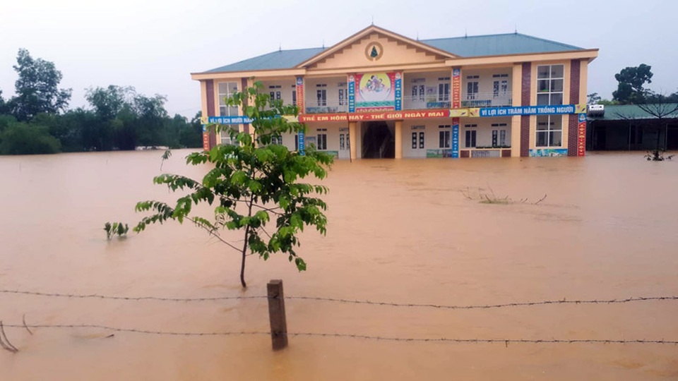 Cận cảnh trường học ở Hương Khê bị lũ nhấn sâu hàng mét - 8 Cận cảnh trường học ở Hương Khê bị lũ nhấn sâu hàng mét - 8