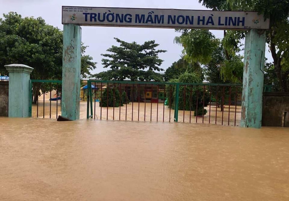 Cận cảnh trường học ở Hương Khê bị lũ nhấn sâu hàng mét - 1 Cận cảnh trường học ở Hương Khê bị lũ nhấn sâu hàng mét - 1