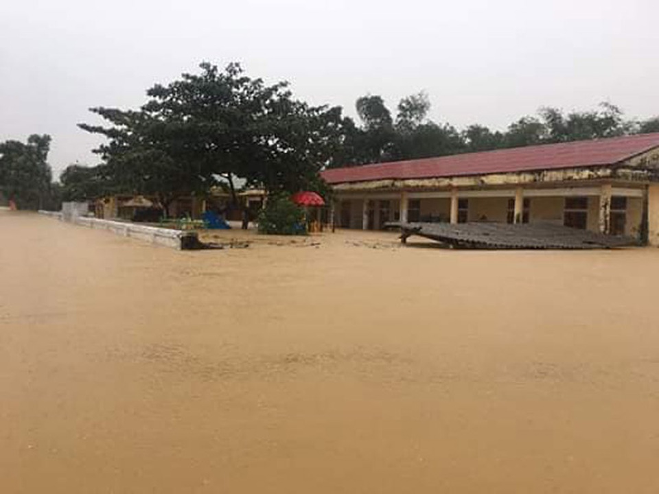 Cận cảnh trường học ở Hương Khê bị lũ nhấn sâu hàng mét - 10 Cận cảnh trường học ở Hương Khê bị lũ nhấn sâu hàng mét - 10