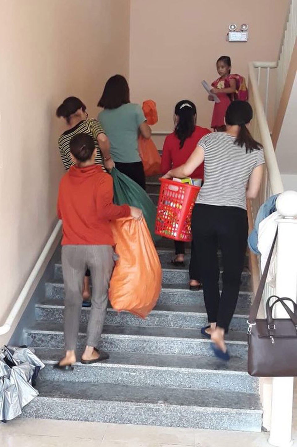 Cận cảnh trường học ở Hương Khê bị lũ nhấn sâu hàng mét - 11 Cận cảnh trường học ở Hương Khê bị lũ nhấn sâu hàng mét - 11