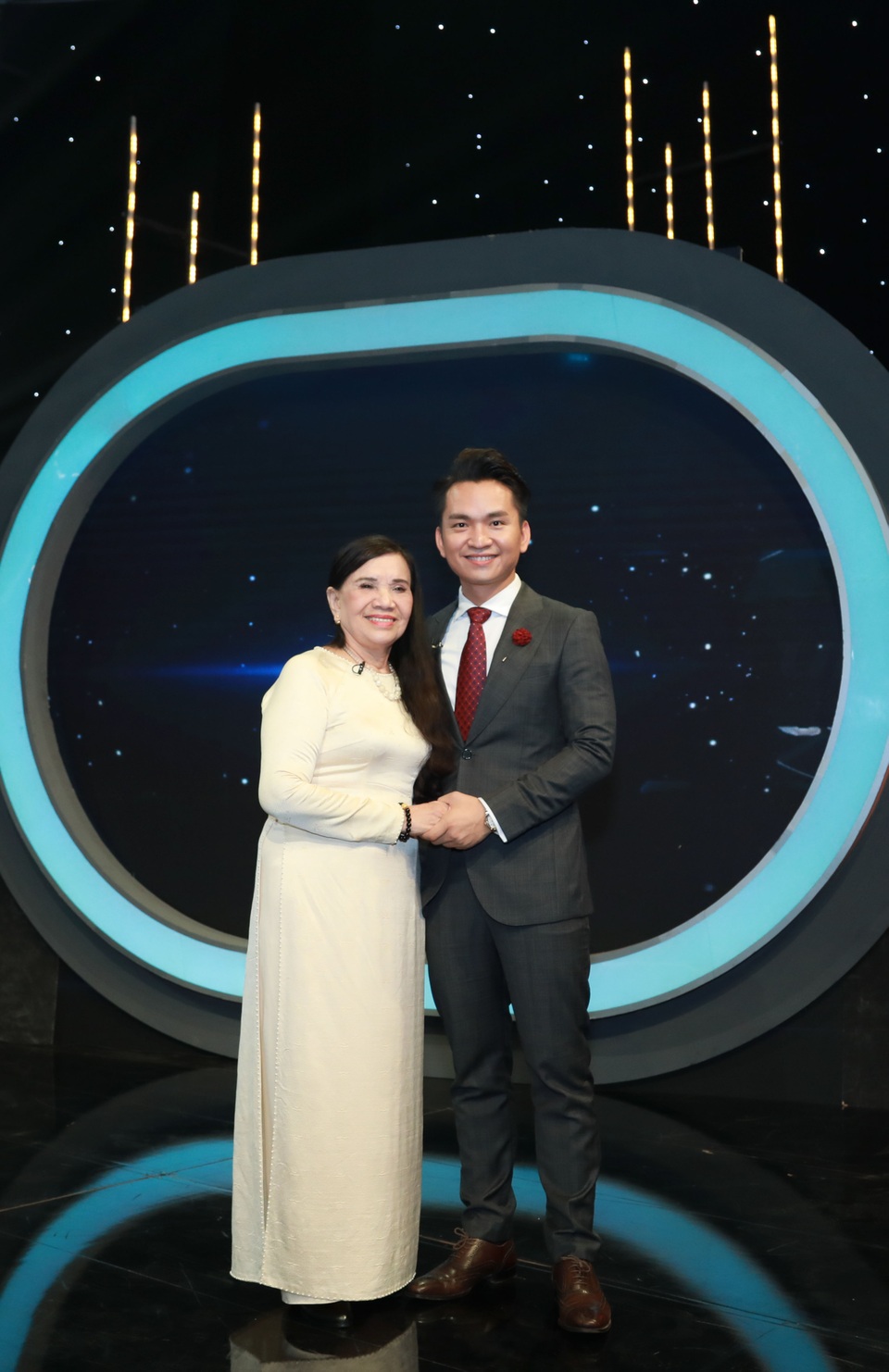 Xúc động nghe MC Hạnh Phúc song ca cùng mẹ Gánh mẹ - 1 Xúc động nghe MC Hạnh Phúc song ca cùng mẹ Gánh mẹ - 1