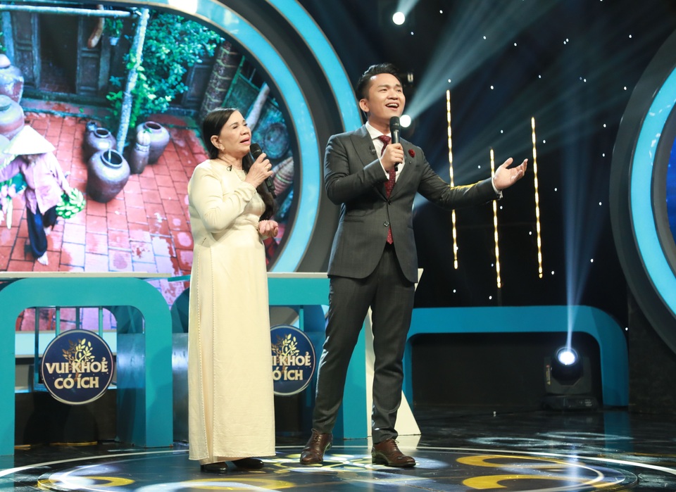 Xúc động nghe MC Hạnh Phúc song ca cùng mẹ Gánh mẹ - 2 Xúc động nghe MC Hạnh Phúc song ca cùng mẹ Gánh mẹ - 2