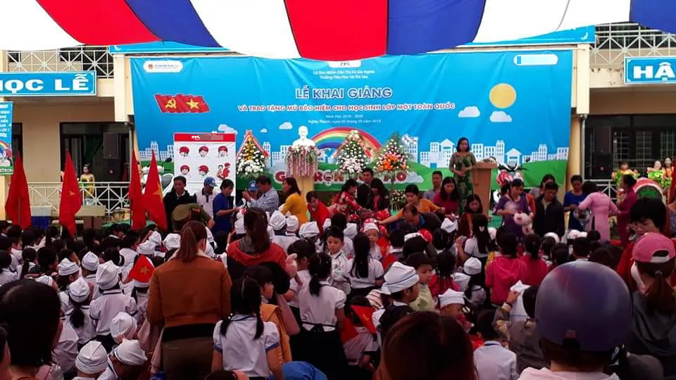 Phụ huynh bức xúc vì doanh nghiệp “chiếm sóng” gần hết lễ khai giảng - 2 Phụ huynh bức xúc vì doanh nghiệp “chiếm sóng” gần hết lễ khai giảng - 2
