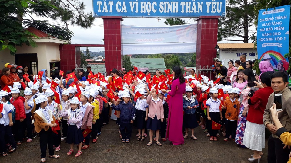 Phụ huynh bức xúc vì doanh nghiệp “chiếm sóng” gần hết lễ khai giảng - 1 Phụ huynh bức xúc vì doanh nghiệp “chiếm sóng” gần hết lễ khai giảng - 1