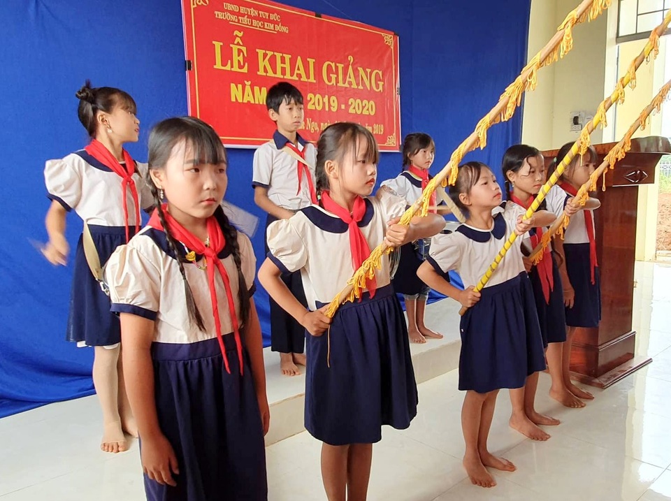 Học sinh quần áo lấm lem, “chân quỳ chân chống” dự lễ khai giảng - 3 Học sinh quần áo lấm lem, “chân quỳ chân chống” dự lễ khai giảng - 3