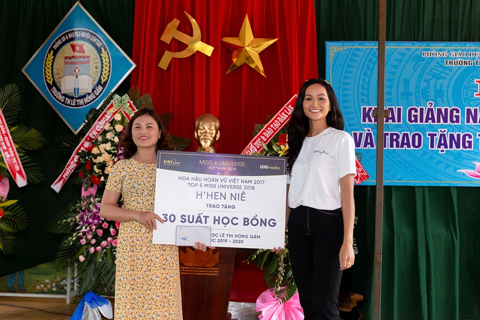 Hoa hậu H’hen Niê đi xe máy về trường cấp 1 tham dự lễ khai giảng - 6 Hoa hậu H’hen Niê đi xe máy về trường cấp 1 tham dự lễ khai giảng - 6