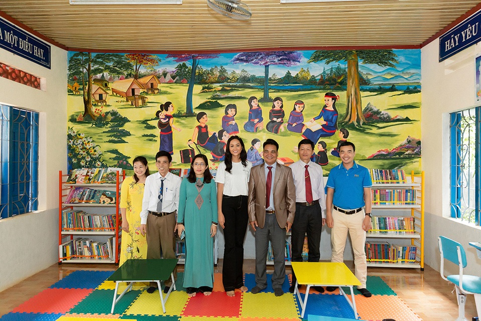 Hoa hậu H’hen Niê đi xe máy về trường cấp 1 tham dự lễ khai giảng - 8 Hoa hậu H’hen Niê đi xe máy về trường cấp 1 tham dự lễ khai giảng - 8