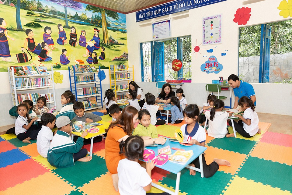 Hoa hậu H’hen Niê đi xe máy về trường cấp 1 tham dự lễ khai giảng - 9 Hoa hậu H’hen Niê đi xe máy về trường cấp 1 tham dự lễ khai giảng - 9