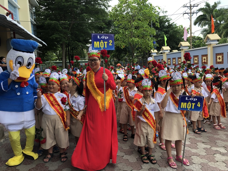 Phó Thủ tướng Vũ Đức Đam đứng cùng phụ huynh xem học sinh khai giảng - 1