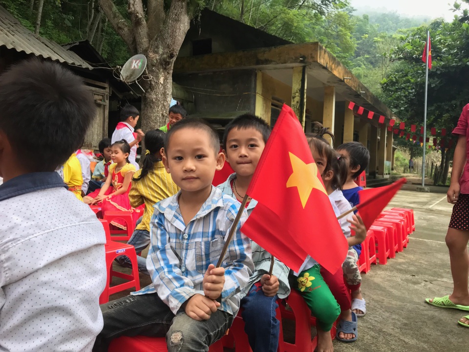 Đáng yêu trẻ vùng cao trong ngày khai giảng năm học mới - 8 Đáng yêu trẻ vùng cao trong ngày khai giảng năm học mới - 8
