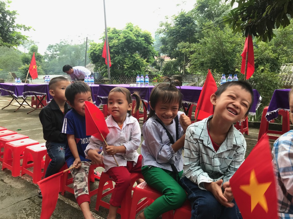 Đáng yêu trẻ vùng cao trong ngày khai giảng năm học mới - 7 Đáng yêu trẻ vùng cao trong ngày khai giảng năm học mới - 7