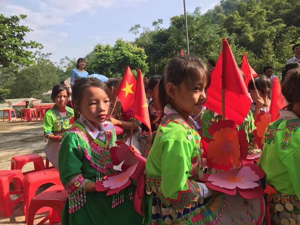 Đáng yêu trẻ vùng cao trong ngày khai giảng năm học mới - 10 Đáng yêu trẻ vùng cao trong ngày khai giảng năm học mới - 10