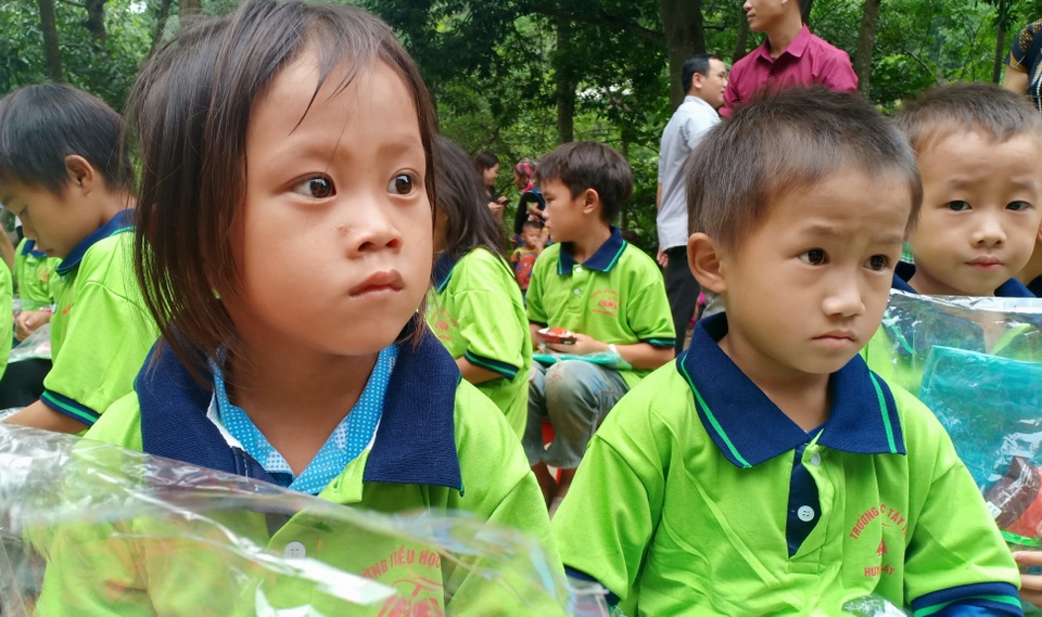 Đáng yêu trẻ vùng cao trong ngày khai giảng năm học mới - 4 Đáng yêu trẻ vùng cao trong ngày khai giảng năm học mới - 4