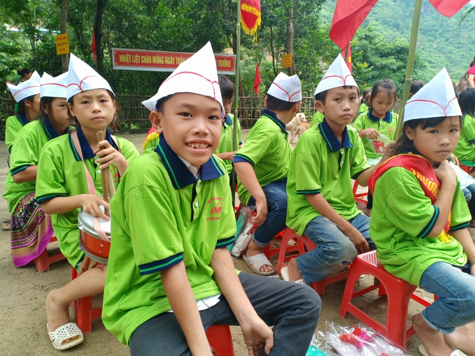 Đáng yêu trẻ vùng cao trong ngày khai giảng năm học mới - 3 Đáng yêu trẻ vùng cao trong ngày khai giảng năm học mới - 3