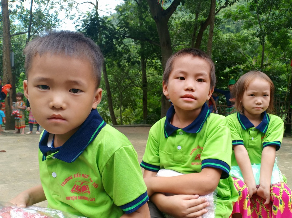 Đáng yêu trẻ vùng cao trong ngày khai giảng năm học mới - 5 Đáng yêu trẻ vùng cao trong ngày khai giảng năm học mới - 5