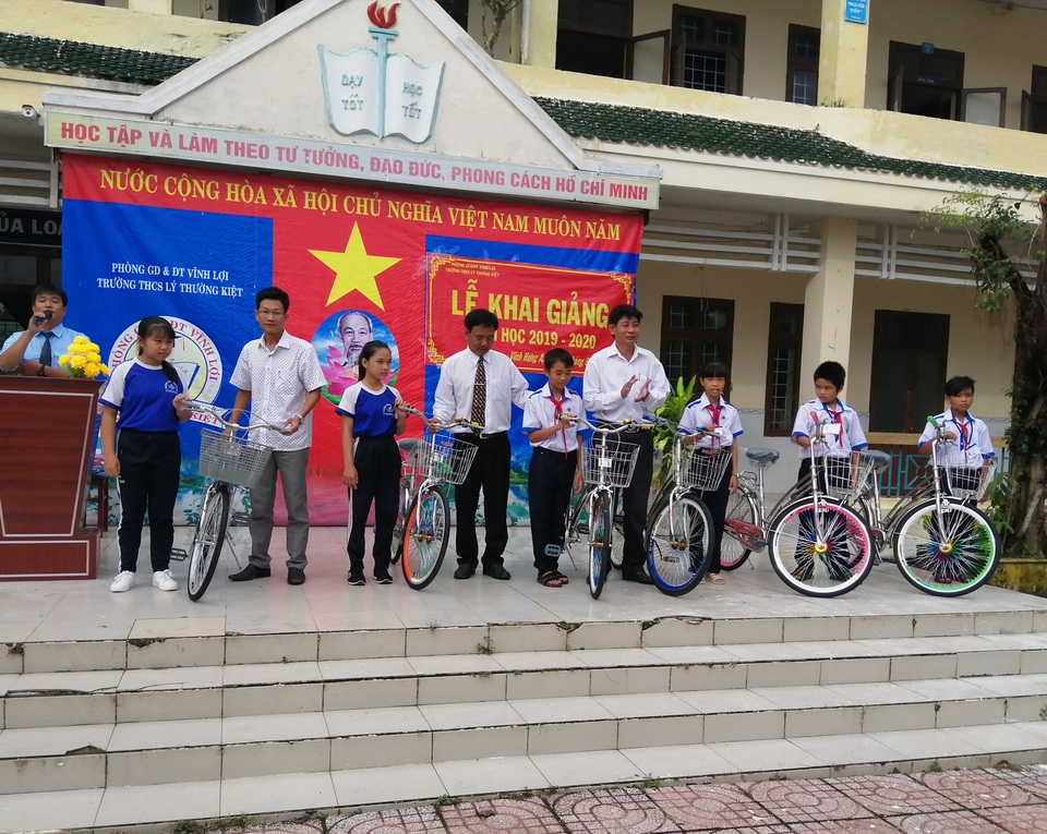 Học trò cả nước náo nức khai giảng năm học mới - 66 Học trò cả nước náo nức khai giảng năm học mới - 66
