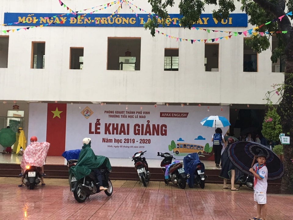 Không khí khai giảng khắp xứ Nghệ: Miền xuôi mưa, biên giới nắng ráo - 3 Không khí khai giảng khắp xứ Nghệ: Miền xuôi mưa, biên giới nắng ráo - 3