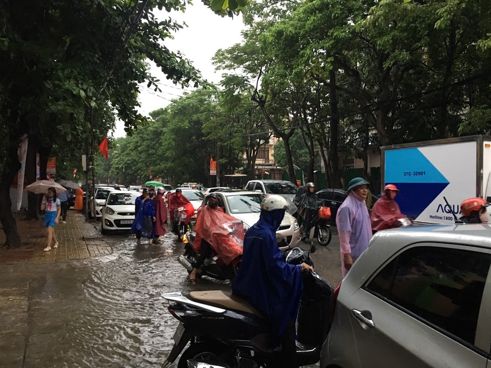 Không khí khai giảng khắp xứ Nghệ: Miền xuôi mưa, biên giới nắng ráo - 1 Không khí khai giảng khắp xứ Nghệ: Miền xuôi mưa, biên giới nắng ráo - 1