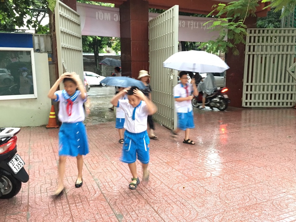 Không khí khai giảng khắp xứ Nghệ: Miền xuôi mưa, biên giới nắng ráo - 2 Không khí khai giảng khắp xứ Nghệ: Miền xuôi mưa, biên giới nắng ráo - 2