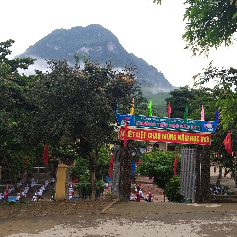 Không khí khai giảng khắp xứ Nghệ: Miền xuôi mưa, biên giới nắng ráo - 6 Không khí khai giảng khắp xứ Nghệ: Miền xuôi mưa, biên giới nắng ráo - 6