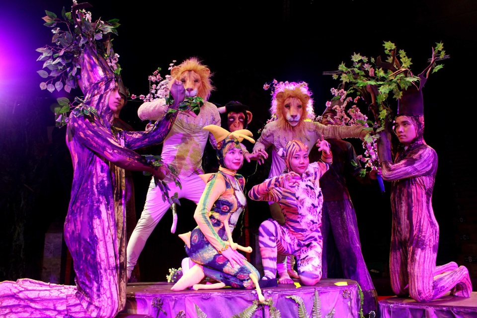 Nữ diễn viên xiếc biểu diễn với trăn khổng lồ phục vụ Tết Trung Thu - 2