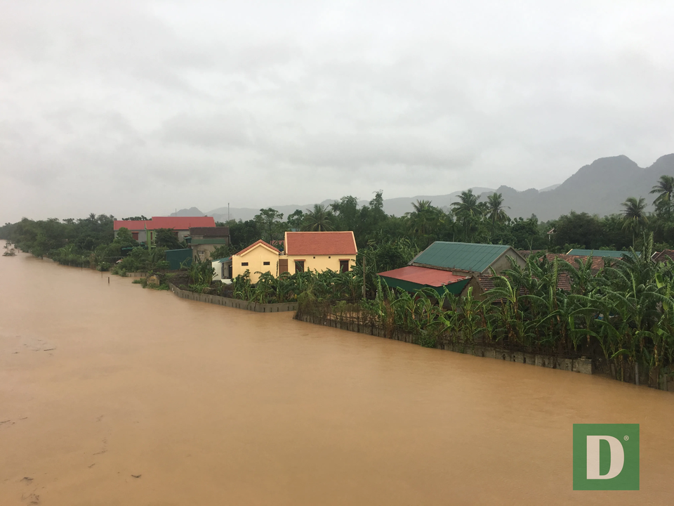 Vùng rốn lũ tiếp tục ngập sâu, nhiều xã ven sông Gianh chìm trong biển nước - 1 Vùng rốn lũ tiếp tục ngập sâu, nhiều xã ven sông Gianh chìm trong biển nước - 1