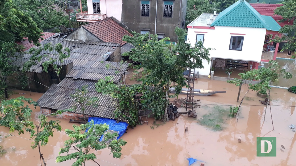 Vùng rốn lũ tiếp tục ngập sâu, nhiều xã ven sông Gianh chìm trong biển nước - 8 Vùng rốn lũ tiếp tục ngập sâu, nhiều xã ven sông Gianh chìm trong biển nước - 8