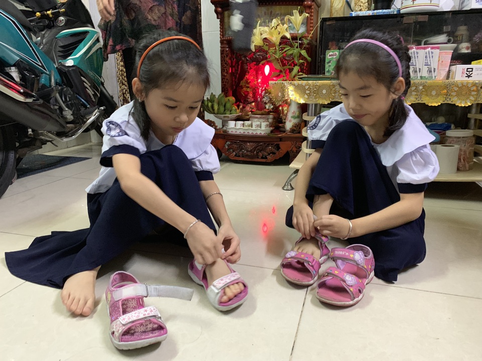 Những đứa trẻ ca sinh 5 đầu tiên ở Việt Nam trong lễ khai giảng vào lớp 1 - 1 Những đứa trẻ ca sinh 5 đầu tiên ở Việt Nam trong lễ khai giảng vào lớp 1 - 1