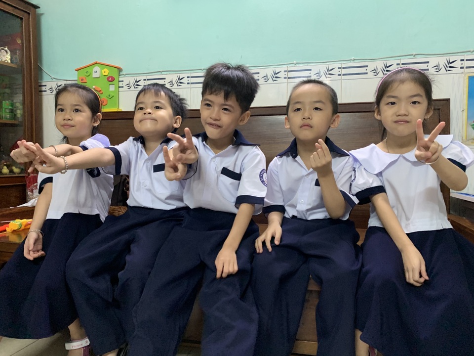 Những đứa trẻ ca sinh 5 đầu tiên ở Việt Nam trong lễ khai giảng vào lớp 1 - 2 Những đứa trẻ ca sinh 5 đầu tiên ở Việt Nam trong lễ khai giảng vào lớp 1 - 2