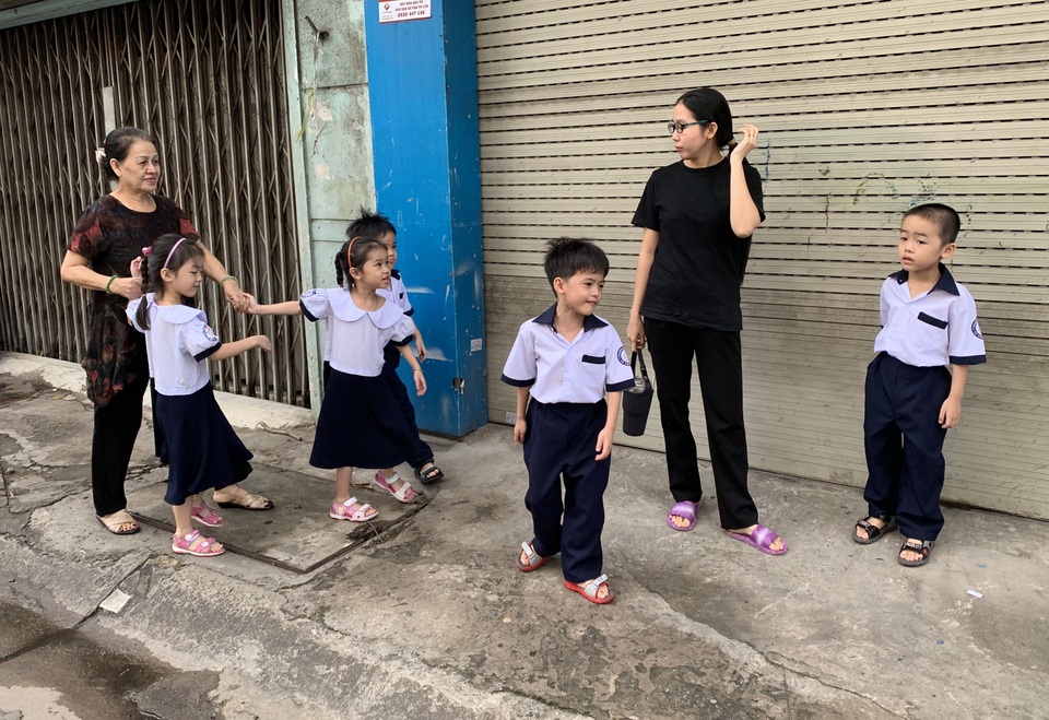 Những đứa trẻ ca sinh 5 đầu tiên ở Việt Nam trong lễ khai giảng vào lớp 1 - 5 Những đứa trẻ ca sinh 5 đầu tiên ở Việt Nam trong lễ khai giảng vào lớp 1 - 5