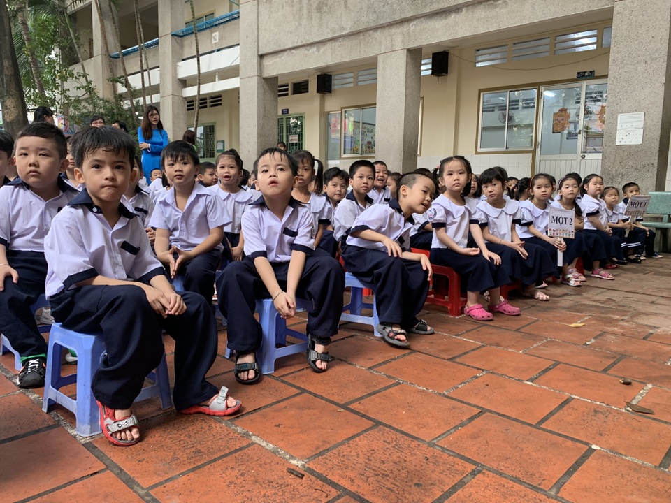 Những đứa trẻ ca sinh 5 đầu tiên ở Việt Nam trong lễ khai giảng vào lớp 1 - 10 Những đứa trẻ ca sinh 5 đầu tiên ở Việt Nam trong lễ khai giảng vào lớp 1 - 10