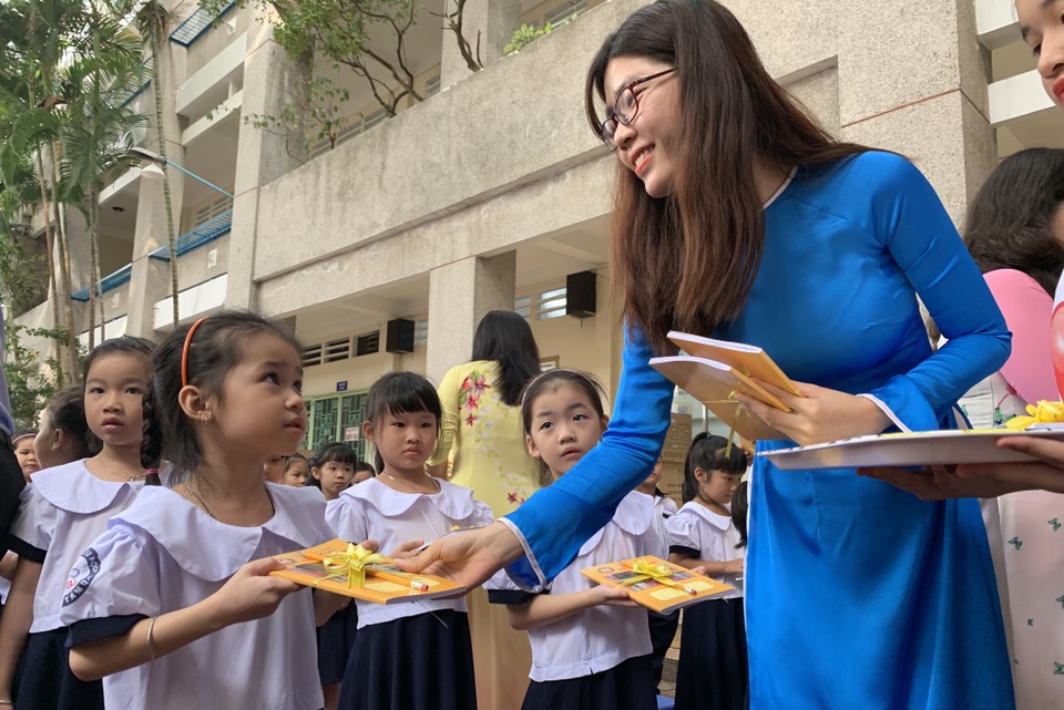 Những đứa trẻ ca sinh 5 đầu tiên ở Việt Nam trong lễ khai giảng vào lớp 1 - 8 Những đứa trẻ ca sinh 5 đầu tiên ở Việt Nam trong lễ khai giảng vào lớp 1 - 8