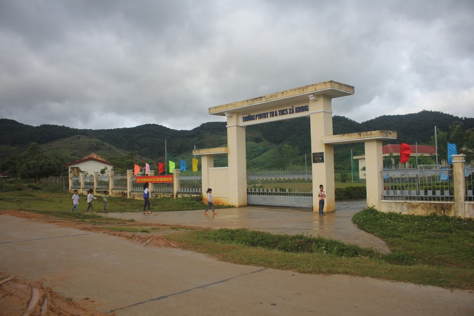 Thầy cô dành tặng quần áo mới cho học sinh vùng cao trong sáng khai giảng - 10 Thầy cô dành tặng quần áo mới cho học sinh vùng cao trong sáng khai giảng - 10
