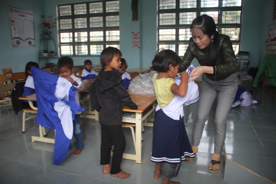 Thầy cô dành tặng quần áo mới cho học sinh vùng cao trong sáng khai giảng - 9 Thầy cô dành tặng quần áo mới cho học sinh vùng cao trong sáng khai giảng - 9