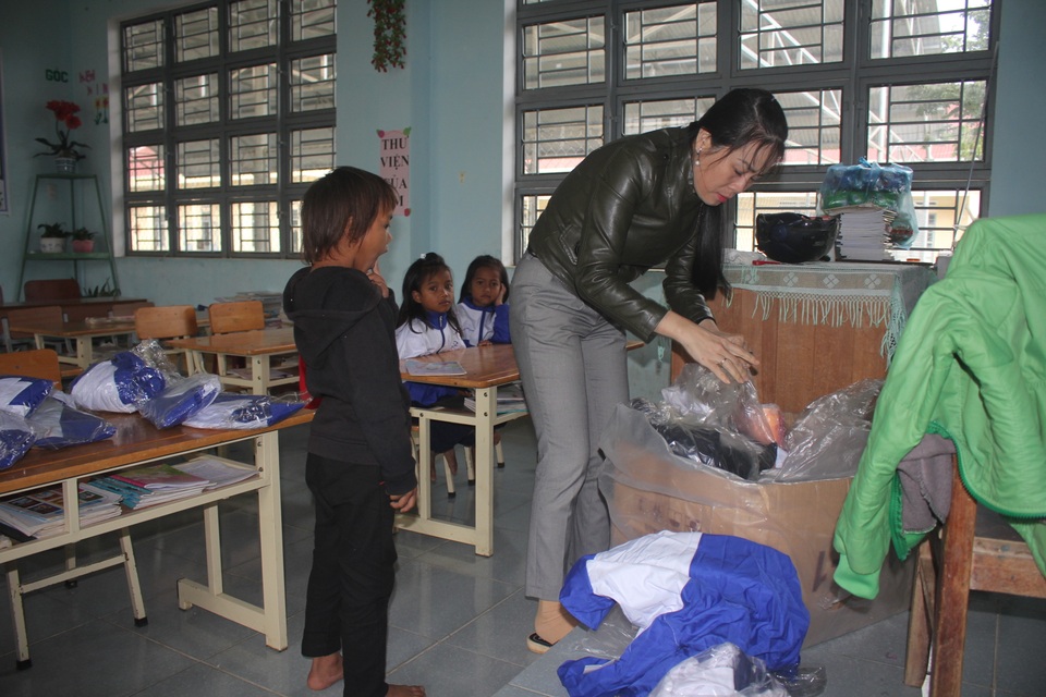 Thầy cô dành tặng quần áo mới cho học sinh vùng cao trong sáng khai giảng - 3 Thầy cô dành tặng quần áo mới cho học sinh vùng cao trong sáng khai giảng - 3