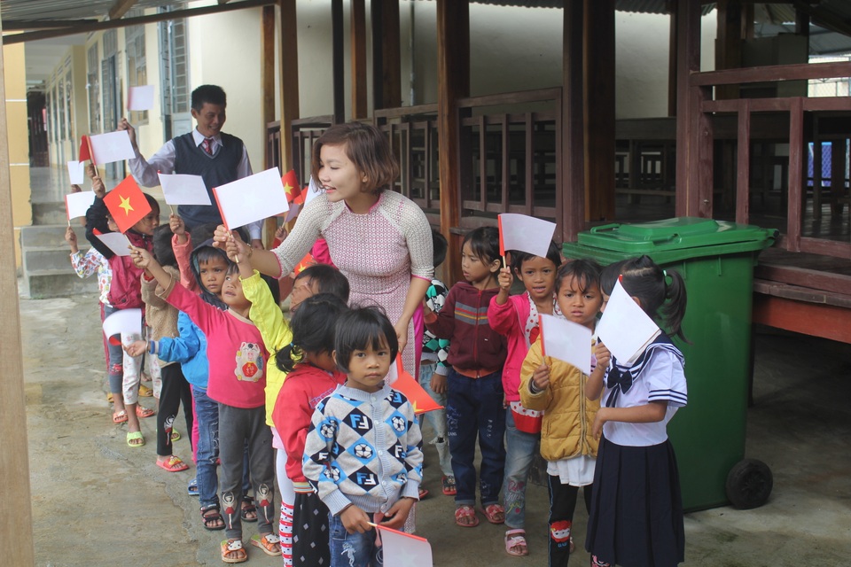 Thầy cô dành tặng quần áo mới cho học sinh vùng cao trong sáng khai giảng - 11 Thầy cô dành tặng quần áo mới cho học sinh vùng cao trong sáng khai giảng - 11
