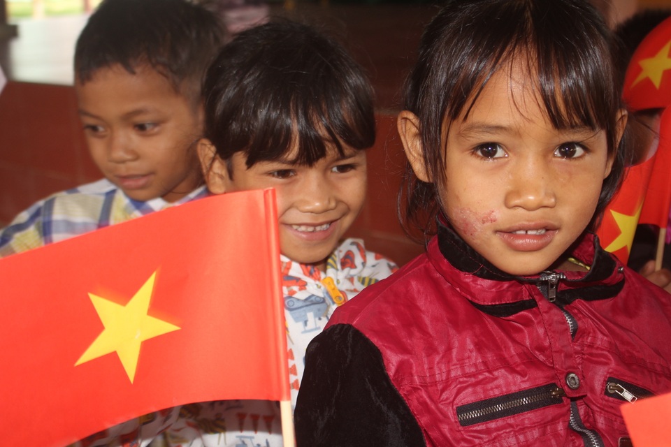Thầy cô dành tặng quần áo mới cho học sinh vùng cao trong sáng khai giảng - 15 Thầy cô dành tặng quần áo mới cho học sinh vùng cao trong sáng khai giảng - 15