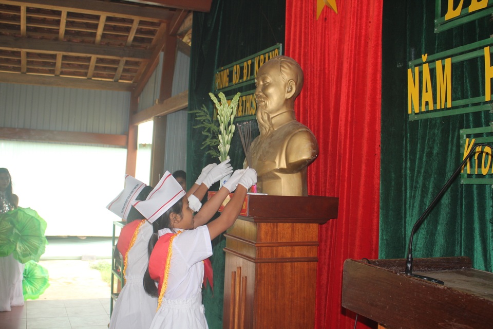 Thầy cô dành tặng quần áo mới cho học sinh vùng cao trong sáng khai giảng - 14 Thầy cô dành tặng quần áo mới cho học sinh vùng cao trong sáng khai giảng - 14