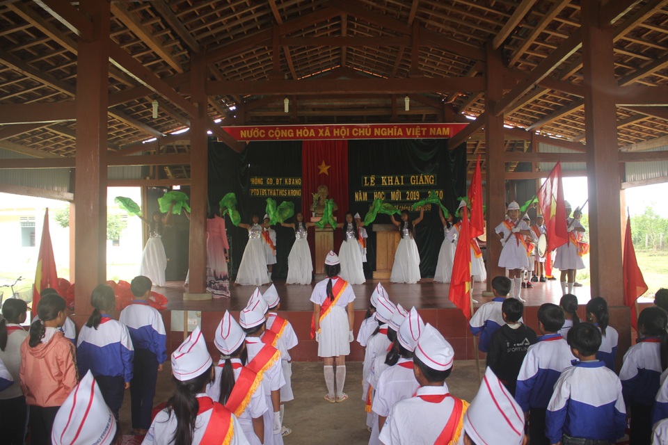 Thầy cô dành tặng quần áo mới cho học sinh vùng cao trong sáng khai giảng - 13 Thầy cô dành tặng quần áo mới cho học sinh vùng cao trong sáng khai giảng - 13