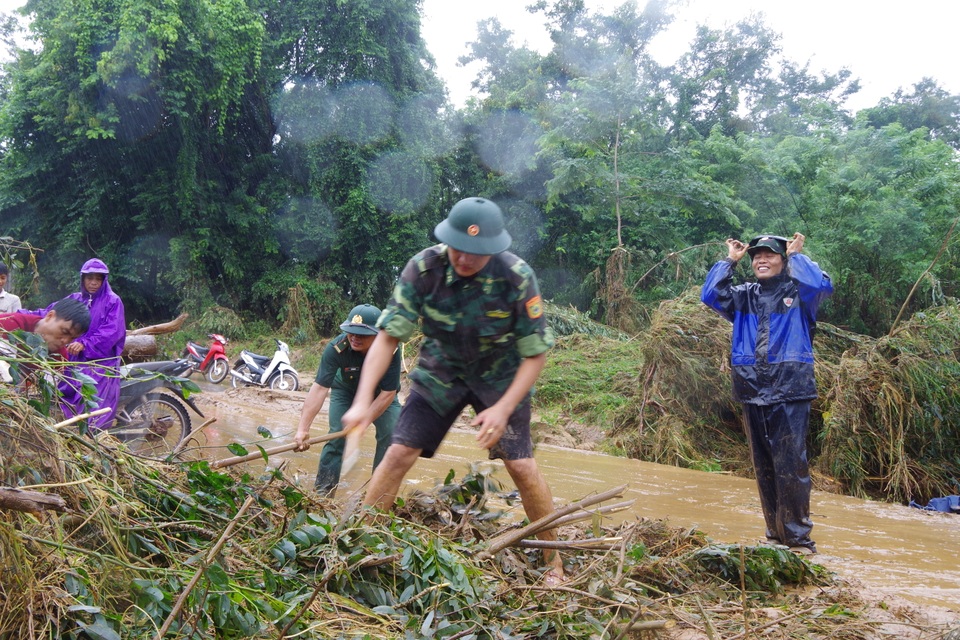 Sau mưa lũ, Bộ đội Biên phòng hối hả dọn bùn giúp dân - 3 Sau mưa lũ, Bộ đội Biên phòng hối hả dọn bùn giúp dân - 3