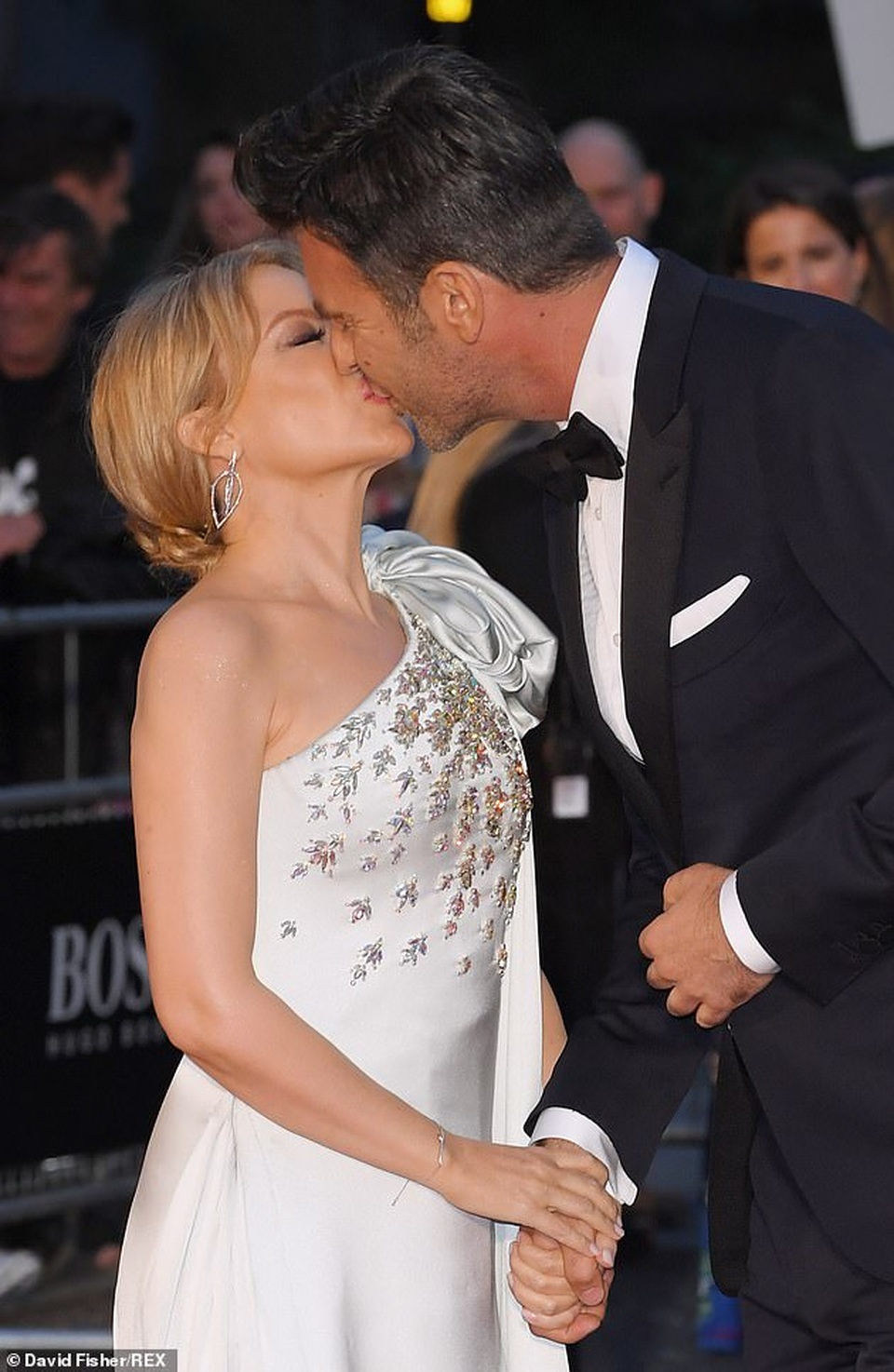 Kylie Minogue diện váy đính 100.000 viên pha lê - 12