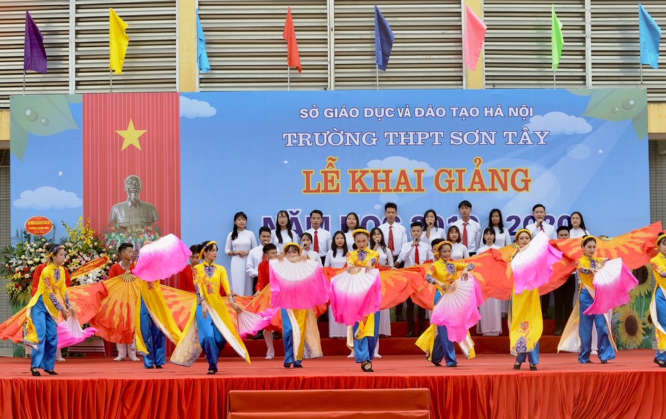 Thủ tướng Nguyễn Xuân Phúc: Dạy chữ đã quan trọng, dạy đức càng quan trọng hơn - 4 Thủ tướng Nguyễn Xuân Phúc: Dạy chữ đã quan trọng, dạy đức càng quan trọng hơn - 4