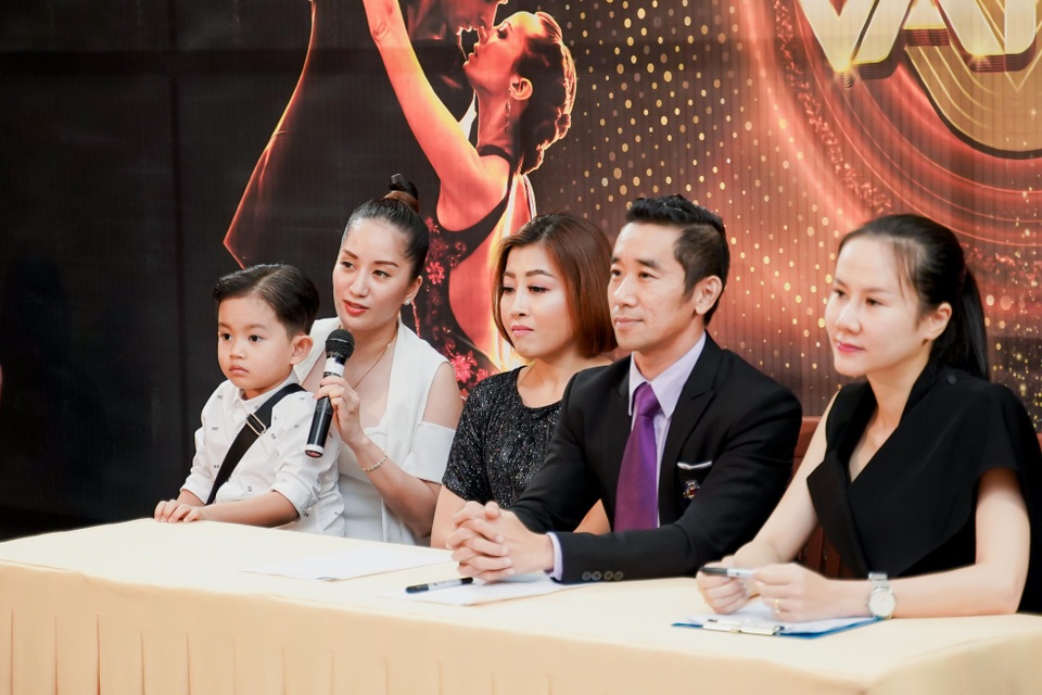 Khánh Thi được Phan Hiển và con trai tháp tùng làm giám khảo Vũ Điệu Vàng - 3