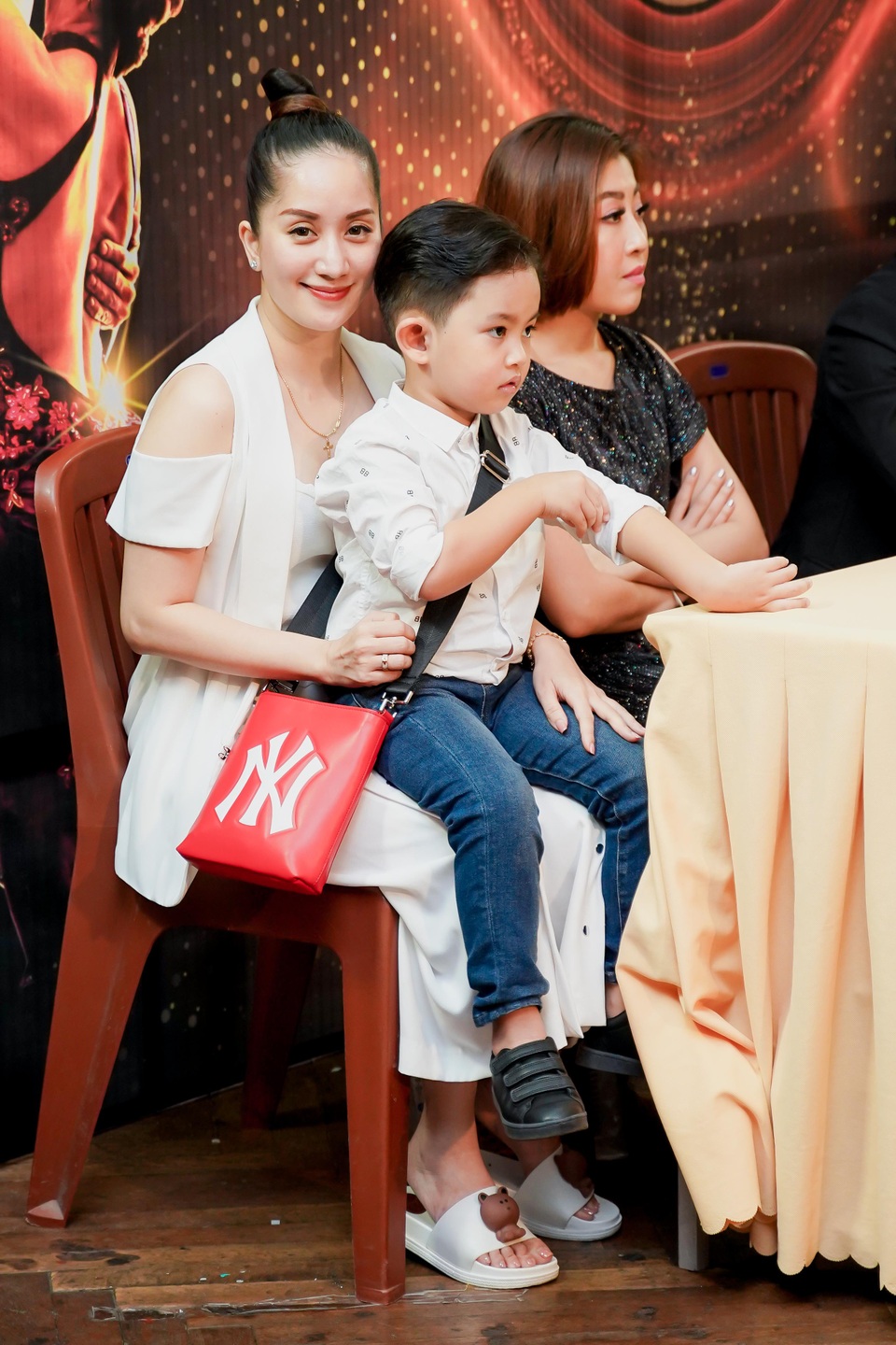 Khánh Thi được Phan Hiển và con trai tháp tùng làm giám khảo Vũ Điệu Vàng - 8