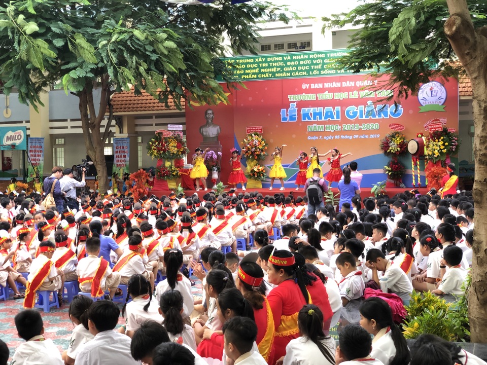 Phó Thủ tướng Vũ Đức Đam đứng cùng phụ huynh xem học sinh khai giảng - 4