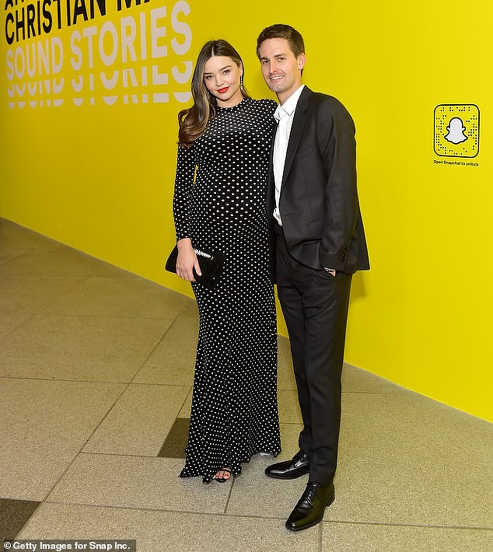 Miranda Kerr bế bụng bầu sánh đôi chồng trẻ - 1 Miranda Kerr bế bụng bầu sánh đôi chồng trẻ - 1