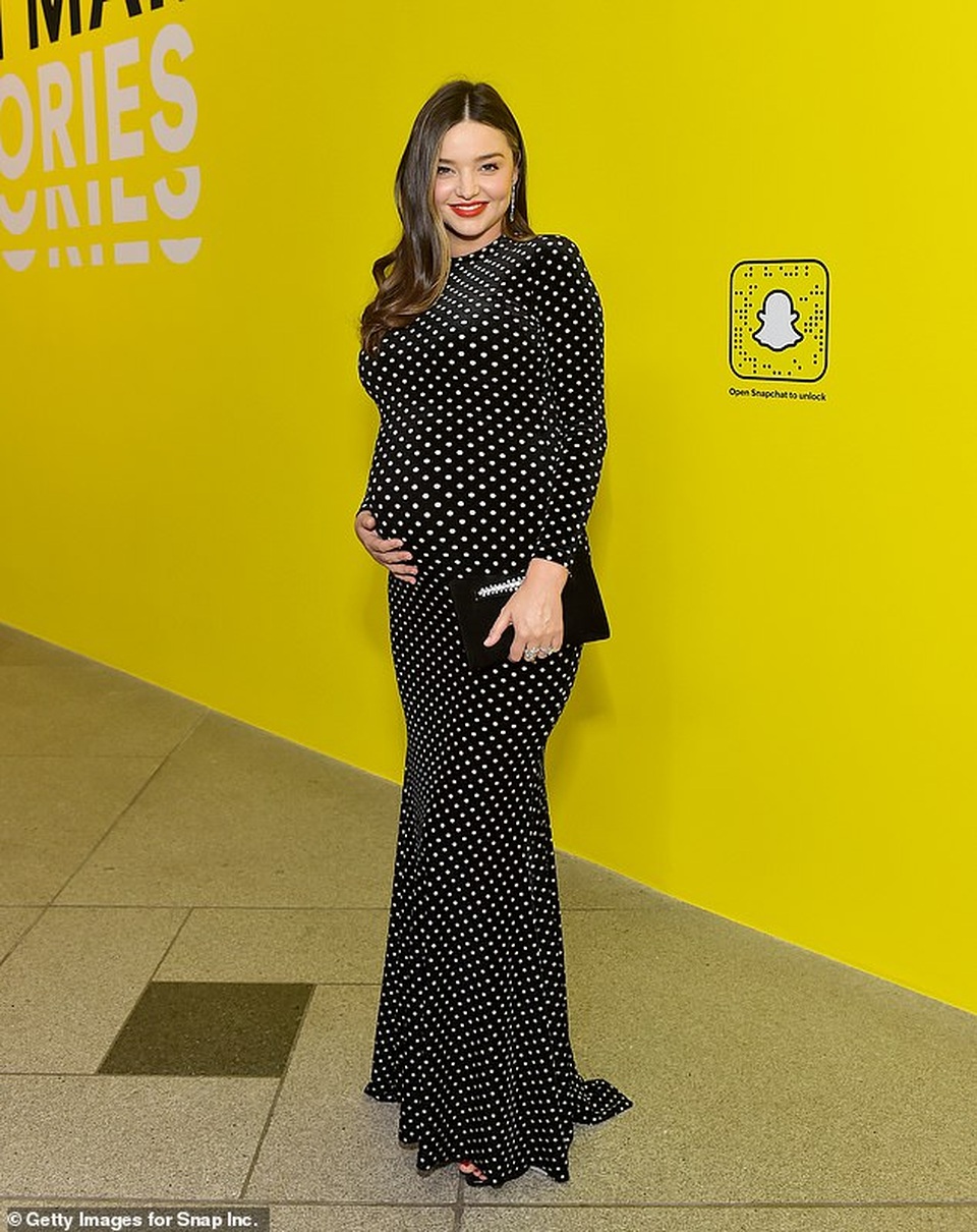 Miranda Kerr bế bụng bầu sánh đôi chồng trẻ - 2 Miranda Kerr bế bụng bầu sánh đôi chồng trẻ - 2